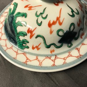 Une paire de vases couverts aux dragons en porcelaine de style wucai, Samson, Paris, 19ème — photo 18