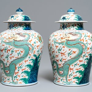 Une paire de vases couverts aux dragons en porcelaine de style wucai, Samson, Paris, 19ème — photo 2