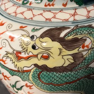 Une paire de vases couverts aux dragons en porcelaine de style wucai, Samson, Paris, 19ème — photo 27