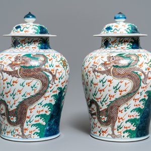 Une paire de vases couverts aux dragons en porcelaine de style wucai, Samson, Paris, 19ème — photo 5