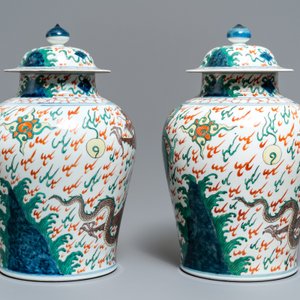 Une paire de vases couverts aux dragons en porcelaine de style wucai, Samson, Paris, 19ème — photo 6