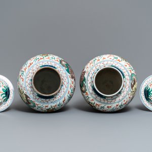 Une paire de vases couverts aux dragons en porcelaine de style wucai, Samson, Paris, 19ème — photo 7