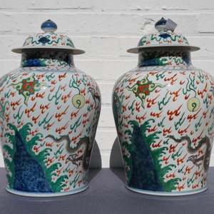 Une paire de vases couverts aux dragons en porcelaine de style wucai, Samson, Paris, 19ème — photo 10