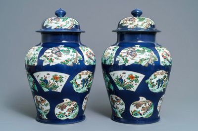 Une paire de vases couverts de style famille verte à fond bleu poudré, Samson, Paris, 19ème