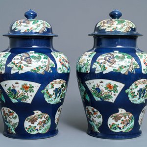 Une paire de vases couverts de style famille verte à fond bleu poudré, Samson, Paris, 19ème — photo 1