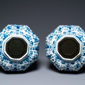 Une paire de vases couverts en faïence de Delft en bleu et blanc, 1er quart du 18ème — photo 5