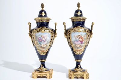 Une paire de vases couverts en porcelaine dans le style de Sèvres, 19/20ème