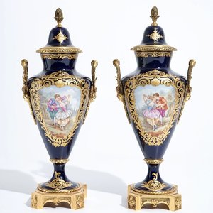 Une paire de vases couverts en porcelaine dans le style de Sèvres, 19/20ème — photo 1