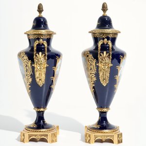 Une paire de vases couverts en porcelaine dans le style de Sèvres, 19/20ème — photo 4