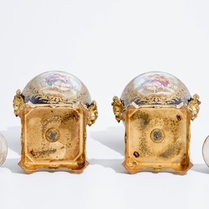 Une paire de vases couverts en porcelaine dans le style de Sèvres, 19/20ème — photo 6