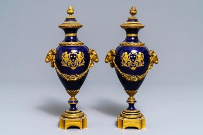 Une paire de vases couverts en porcelaine dans le style de Sèvres aux montures en bronze doré, France, 19/20ème