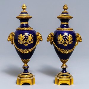 Une paire de vases couverts en porcelaine dans le style de Sèvres aux montures en bronze doré, France, 19/20ème — photo 1