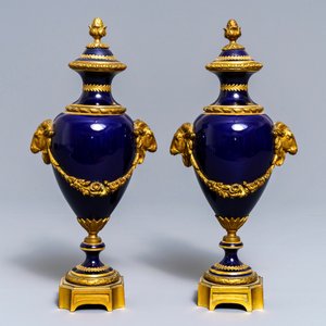 Une paire de vases couverts en porcelaine dans le style de Sèvres aux montures en bronze doré, France, 19/20ème — photo 3