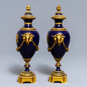 Une paire de vases couverts en porcelaine dans le style de Sèvres aux montures en bronze doré, France, 19/20ème — photo 4