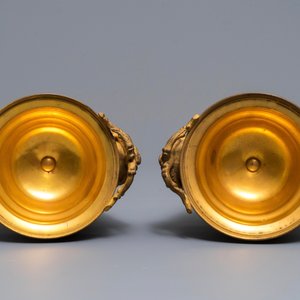Une paire de vases couverts en porcelaine dans le style de Sèvres aux montures en bronze doré, France, 19ème — photo 5