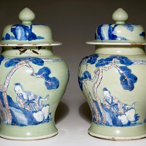 Une paire de vases couverts en porcelaine de Chine à fond céladon, Kangxi — photo 3