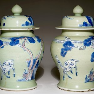 Une paire de vases couverts en porcelaine de Chine à fond céladon, Kangxi — photo 4