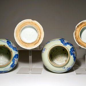 Une paire de vases couverts en porcelaine de Chine à fond céladon, Kangxi — photo 5