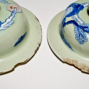 Une paire de vases couverts en porcelaine de Chine à fond céladon, Kangxi — photo 8