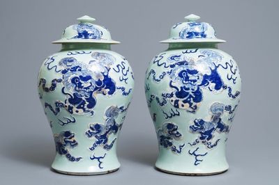 Une paire de vases couverts en porcelaine de Chine bleu, blanc et rouge sur fond céladon, 19/20ème