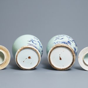 Une paire de vases couverts en porcelaine de Chine bleu, blanc et rouge sur fond céladon, 19/20ème — photo 6