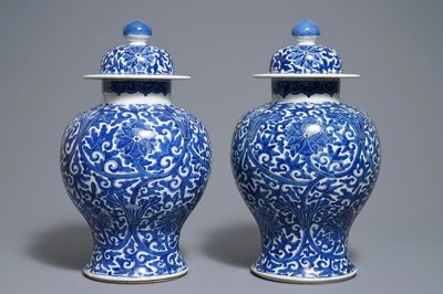 Une paire de vases couverts en porcelaine de Chine bleu et blanc, 19ème