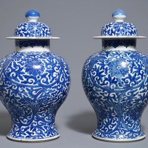Une paire de vases couverts en porcelaine de Chine bleu et blanc, 19ème — photo 3