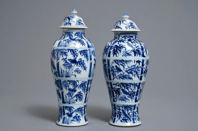 Une paire de vases couverts en porcelaine de Chine bleu et blanc, Kangxi