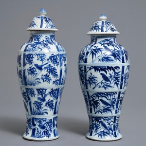 Une paire de vases couverts en porcelaine de Chine bleu et blanc, Kangxi — photo 2
