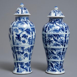 Une paire de vases couverts en porcelaine de Chine bleu et blanc, Kangxi — photo 4