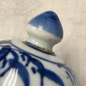 Une paire de vases couverts en porcelaine de Chine bleu et blanc, Kangxi — photo 7