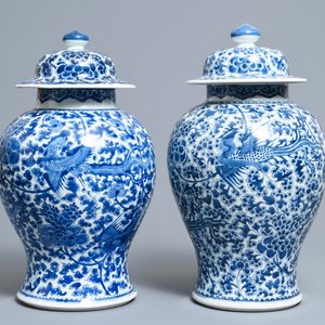 Une paire de vases couverts en porcelaine de Chine bleu et blanc, Kangxi — photo 1