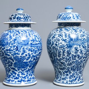 Une paire de vases couverts en porcelaine de Chine bleu et blanc, Kangxi — photo 3