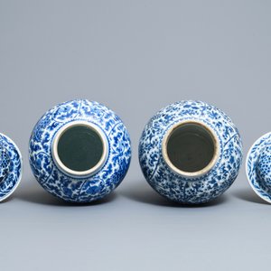 Une paire de vases couverts en porcelaine de Chine bleu et blanc, Kangxi — photo 5