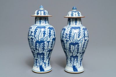 Une paire de vases couverts en porcelaine de Chine bleu et blanc, Kangxi