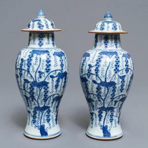 Une paire de vases couverts en porcelaine de Chine bleu et blanc, Kangxi — photo 3
