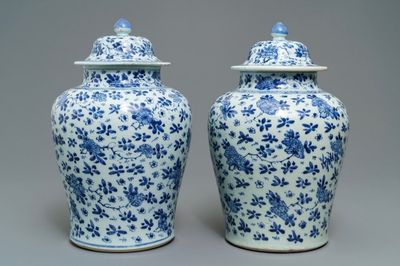 Une paire de vases couverts en porcelaine de Chine bleu et blanc, Kangxi