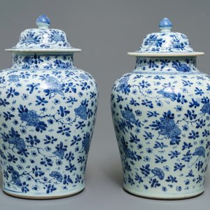Une paire de vases couverts en porcelaine de Chine bleu et blanc, Kangxi — photo 3