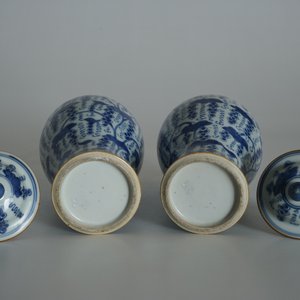 Une paire de vases couverts en porcelaine de Chine bleu et blanc, Kangxi — photo 12