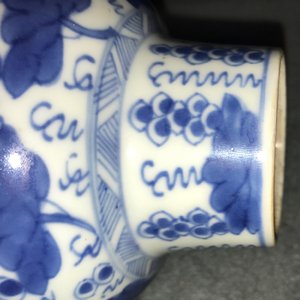 Une paire de vases couverts en porcelaine de Chine bleu et blanc, Kangxi — photo 15