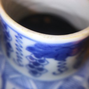 Une paire de vases couverts en porcelaine de Chine bleu et blanc, Kangxi — photo 18
