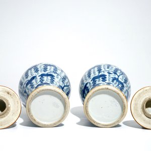 Une paire de vases couverts en porcelaine de Chine bleu et blanc, Kangxi — photo 5