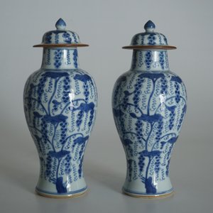 Une paire de vases couverts en porcelaine de Chine bleu et blanc, Kangxi — photo 8