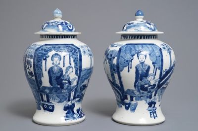 Une paire de vases couverts en porcelaine de Chine bleu et blanc, marque de Kangxi, 19ème