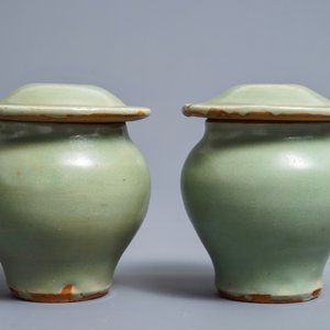 Une paire de vases couverts en porcelaine de Chine céladon de Longquan, Ming — photo 2