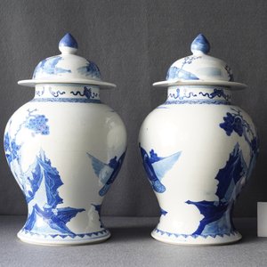 Une paire de vases couverts en porcelaine de Chine en bleu et blanc, 19ème — photo 12