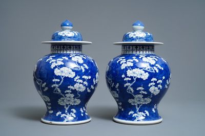 Une paire de vases couverts en porcelaine de Chine en bleu et blanc, 19ème