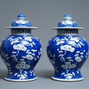 Une paire de vases couverts en porcelaine de Chine en bleu et blanc, 19ème — photo 1