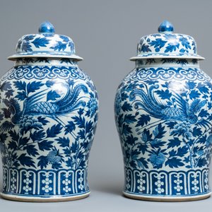 Une paire de vases couverts en porcelaine de Chine en bleu et blanc à décor de phénix, 19ème — photo 3