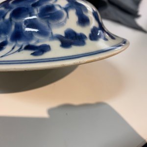 Une paire de vases couverts en porcelaine de Chine en bleu et blanc à décor de rinceaux de pivoines, Kangxi — photo 13
